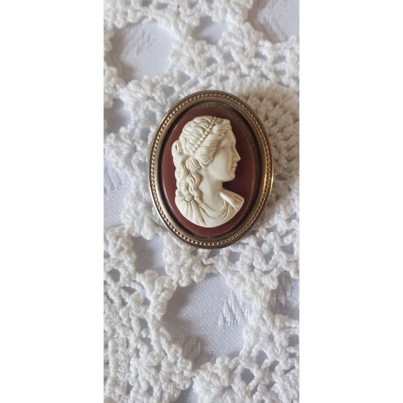 Resin Cameo Oval Gold Tone Frame Cameo White Lady Cameo on Reddish Brown - Picture 6 of 10